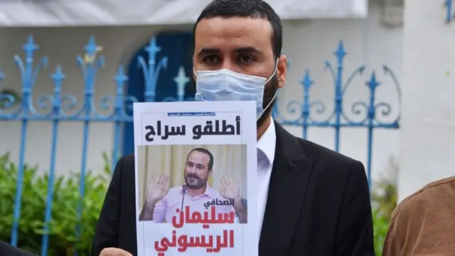 الصورة: من وقفة مساندة لسليمان الريسوني أمام نقابة الصحفيين التونسيين في تونس