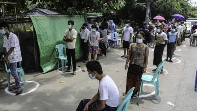 ပိုးတွေ့လူနာတွေ့နှုန်းမြင့်တက်နေတဲ့သင်္ဃန်းကျွန်းမှာ ကိုယ်ပူချိန်တိုင်းတဲ့ကျန်းမာရေးစစ်တမ်းကောက်မှုကြောင့် လူစုလူဝေးဖြစ်စေတဲ့အပေါ် ဝေဖန်တာတွေရှိခဲ့ပါတယ်။