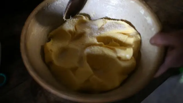 Лоранс сбивает масло, в которое надо добавлять соль