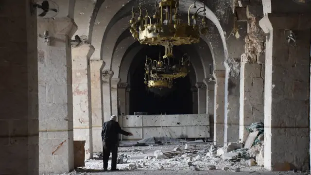 Tarihi Emevi Camisi harabeye dönmüş durumda. Ebu Ahmet adlı yaşlıca bir adam yaşananlardan ötürü en çok Türkiye'yi suçluyor