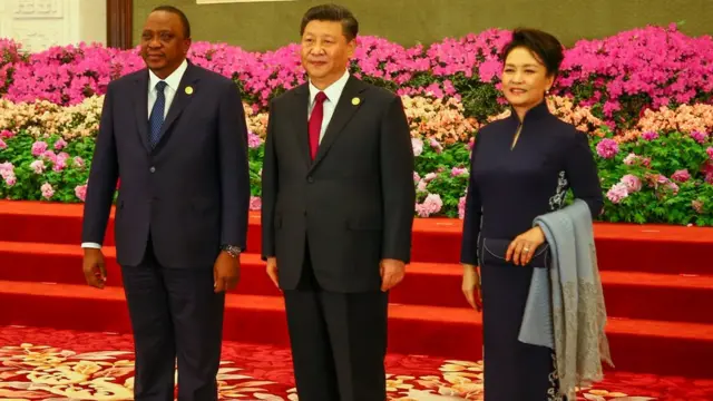 Madaxweynaha Shiinaha Xi Jinping iyo Xaskiisa oo la sawiran Madaxweynaha Kenya Uhuru Kenyatta