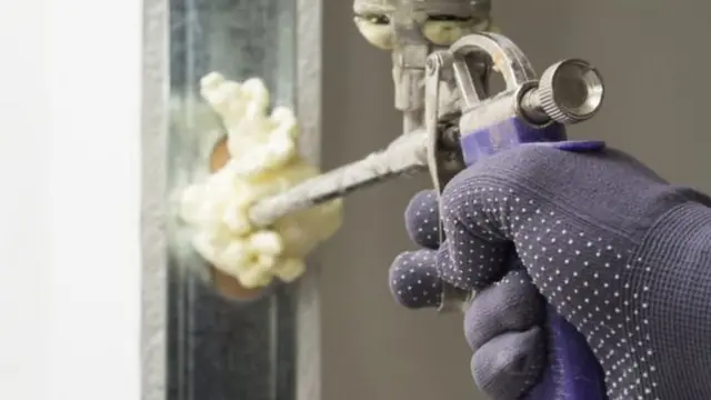 Uso espuma aislante en la construcción de una casa