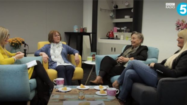 Dee, Shirley y Joyce falando co, Emma Barnett, a presentadora de BBC Radio 5 Life