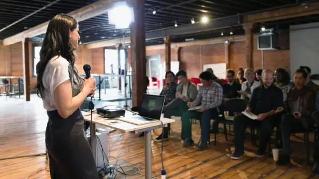 Mulher fazendo apresentação no trabalho