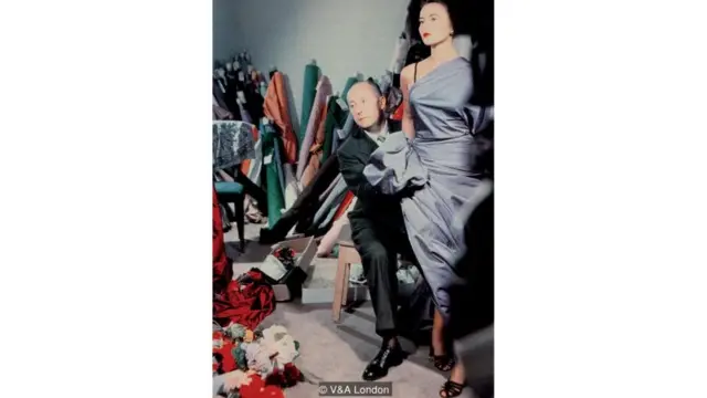 Christian Dior di studio dengan salah satu modelnya - dia mengatakan bahwa kerjanya 'didedikasikan untuk keindahan tubuh perempuan'.
