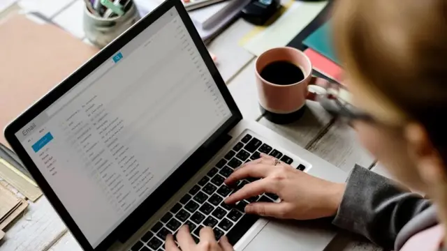 男子發郵件，電腦屏幕