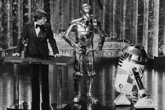 Mark Hamill ao ladoblazers jogosC3PO e R2D2