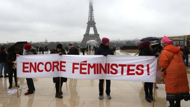 'Halen feminist' yazan pankart