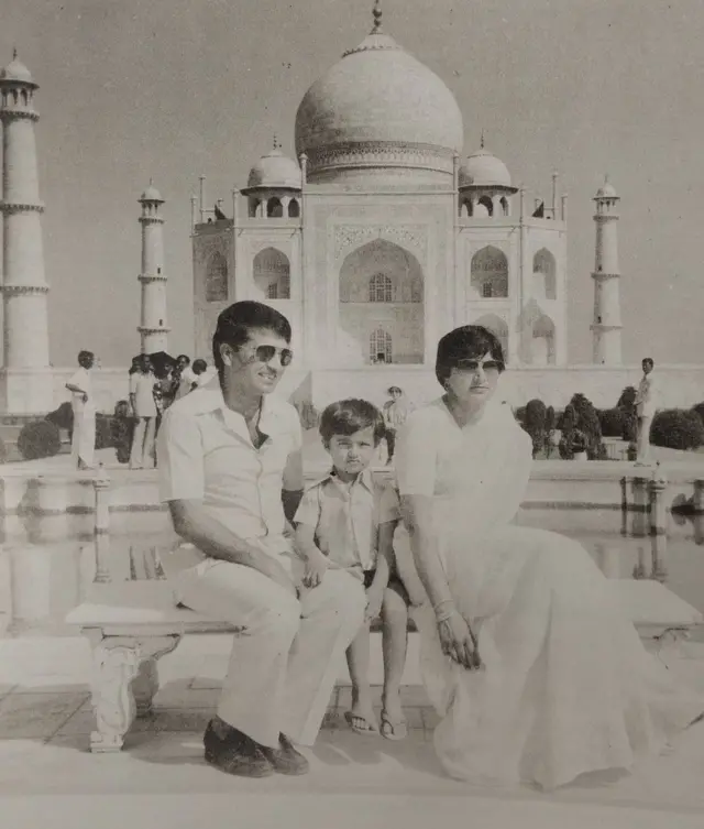 તાજ મહેલ સામે પરિવાર સાથે રાજશે પાઇલટ