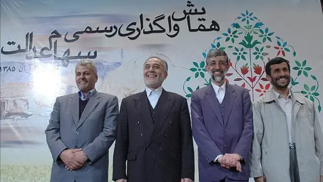 همایش واگذاری سهام عدالت در هفتم آبان ١٣٨٥ از راست به چپ: محمود احمدی‌نژاد (رئیس جمهوری) غلامعلی حداد عادل (رئیس مجلس) پرویز داوودی (معاون اول رئیس جمهوری) داوود دانش‌جعفری (وزیر اقتصاد)