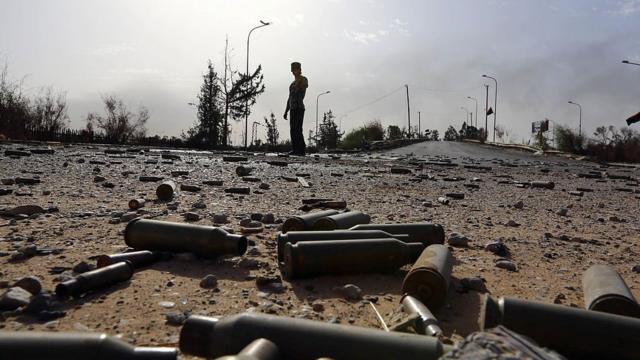 قذائف مدفعية مستهلكة تتناثر على الأرض في منطقة مطار طرابلس الدولي، في 21 أغسطس/آب 2014