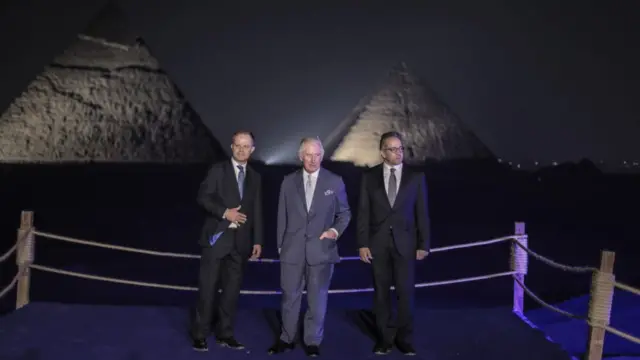 الأمير تشارلز من أمام أهرامات الجيزة
