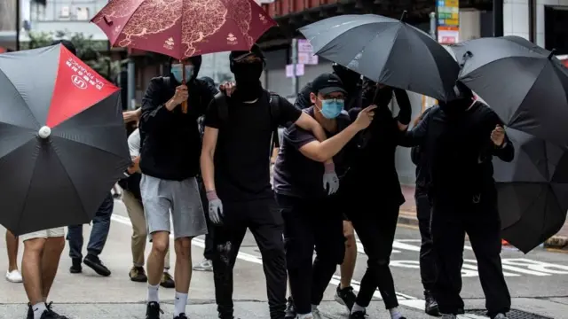 ஹாங்காங் போராட்டம்: சீனாவின் சட்டம் - எதிர்க்கும் மக்கள், கண்ணீர் புகை குண்டுகளை வீசும் போலீஸ்