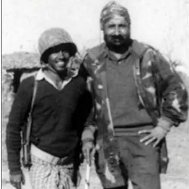 ముక్తి వాహినీ మెసెంజర్ జోహల్ హఖ్ మున్షీతో బ్రిగేడియర్ హర్‌‌దేవ్