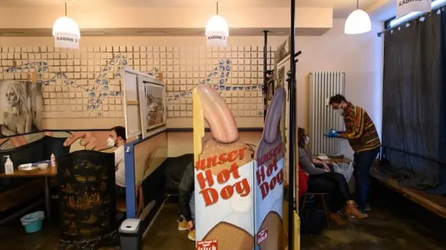 Almanya'da pandemi önlemleri nedeniyle kapanan bazı işletmeler aşılama merkezlerine dönüştürüldü