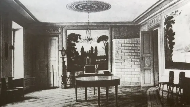 Їдальня палацу. Праворуч на стіні фрагмент фрески Неаполя з Везувієм. 1914