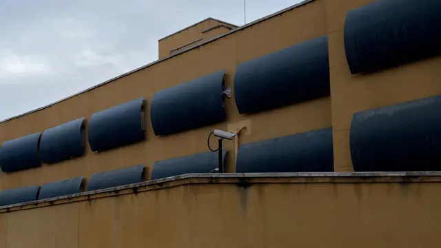 Ventanas cubiertas en el centro de internamiento de extranjeros en Aluche, Madrid