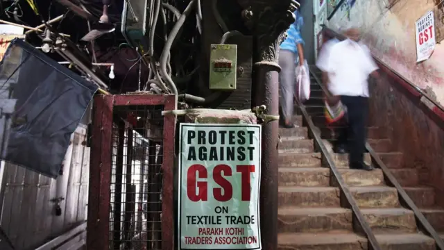 ব্যবসায়ীদের অনেকে পণ্য পরিষেবা করের বিরোধিতা করছেন