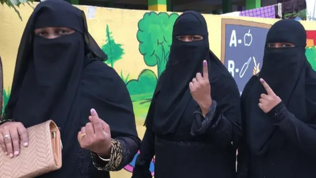 కూకట్పల్లి నియోజకవర్గం పరిధిలోని నాగార్జున మోడల్ హైస్కూల్ పోలింగ్ బూత్లో ఓటు వేసిన మహిళలు