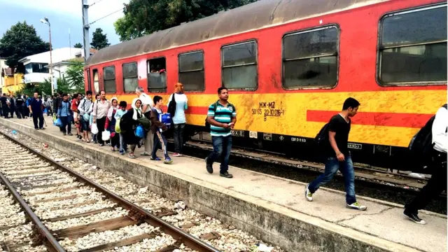 Migrantes subiendo a un tren