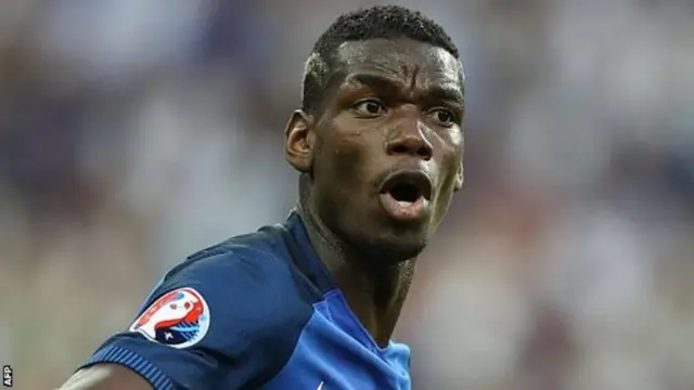 Mkurugenzi wa Juventus Fabio Paratici amesafiri hadi mjini London kwa ajili ya mazungumzo ya ana kwa ana juu ya uhamisho wa kiungo wa kati wa Ufaransa Paul Pogb