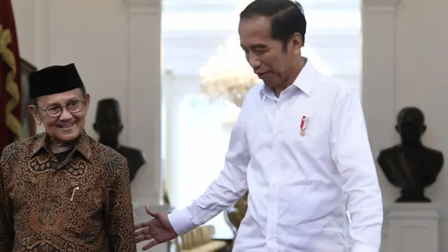 Jokowi bertemu dengan mantan presiden BJ Habibie.