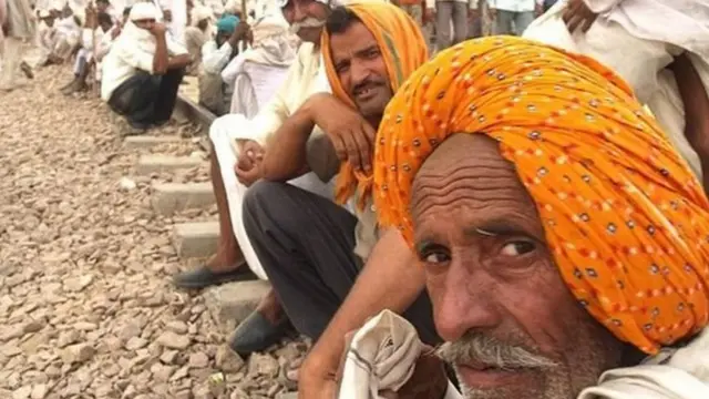 गुर्जर आंदोलन के दौरान पटरी पर बैठे लोग