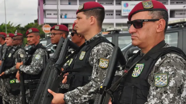 Homens que participam do "Em Frentre, Brasil"