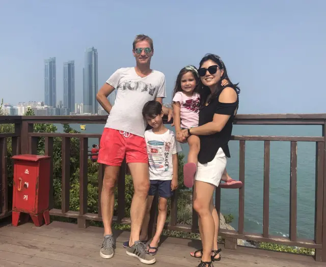 보스는 아버지와의 만남 후 '너무 고통스럽고 좌절스럽다. 집에 가고 싶은 마음뿐'이라며 울먹이며 말했다