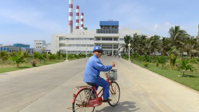 'ලංකාවේ තව විදුලි බලාගාර තිබෙනවා. නමුත් ඒ බලාගාර නොරොච්චෝලේ වගේ ඇනහිටින්නේ නැහැ.මේ තත්වය නොරොච්චෝලෙට පමණක් විශේෂිත වූ දෙයක්,'