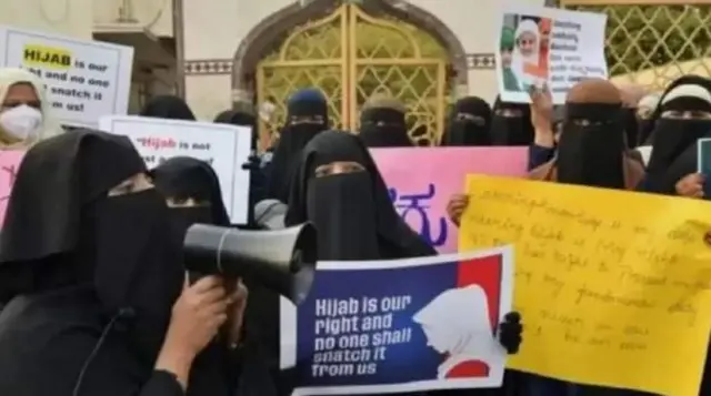 कर्नाटक में हिजाब को लेकर हुए विवाद के बाद हाई कोर्ट ने शिक्षण संस्थानों में हिजाब पहनने पर रोक लका दी है