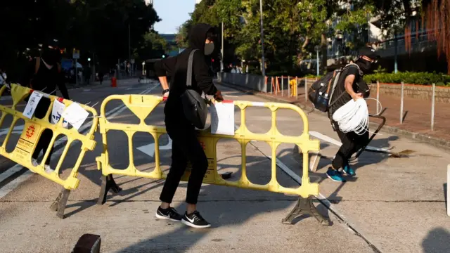 معترضان تلاش داشتند که خیابانی را مسدود کنند که با ماموران پلیس درگیر شدند