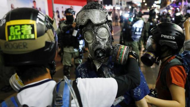 香港旺角一場警民衝突中一名戴著防毒面罩記者被防暴警察以胡椒噴霧噴滿一臉（29/2/2020）