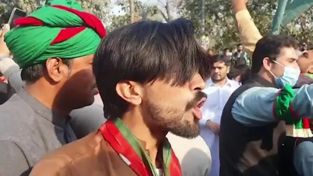 محتجون يواجهون الشرطة.