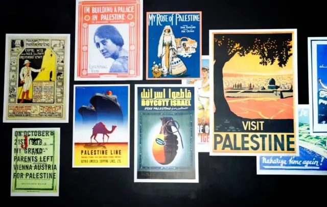 Filistin posterleri de duvarlarda yer buluyor.