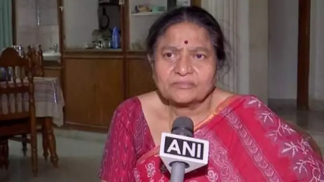 डीएम जी कृष्णैया की पत्नी उमा कृष्णैया ने कहा कि बिहार सरकार के फैसले उन्हें दुख पहुंचा है.