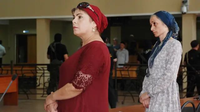 Сестра убитого на допросе мужчины Патимат Юсупова и Марем Долиева