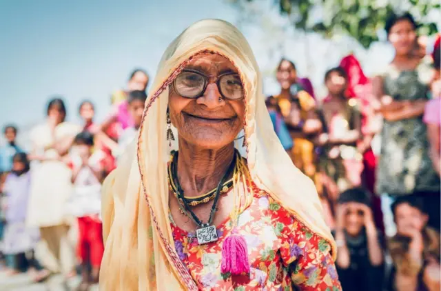 Starija Indijka se smeje