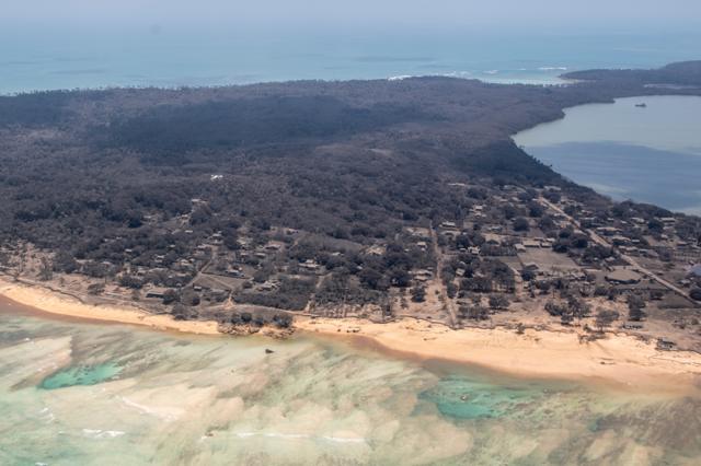 الرماد يغطي جزيرة نوموكا في تونغا