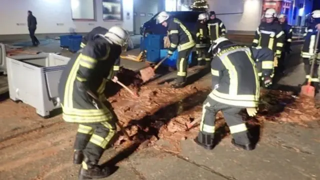 सड़क पर बिखरी चॉकलेट