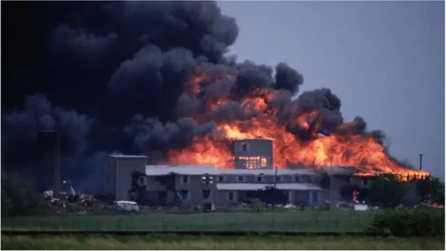 અમેરિકાના ટેક્સસસ્થિત વાકોમાંના ડેવિડિયન સંપ્રદાયની આ શાખાનું નિર્માણ અસ્તિત્વવાદી ઉપદેશોના આધારે કરવામાં આવ્યું હતું. આ ઇમારતને 1993માં ઘેરી લેવામાં આવી હતી.