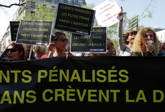 पेरिस में यौनकर्मियों का विरोध प्रदर्शन
