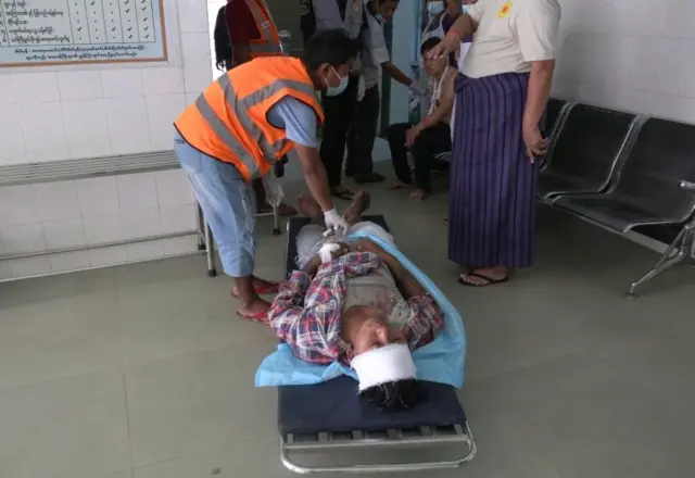 ผู้ได้รับบาดเจ็บนอนอยู่บนเปลในเมืองมัณฑะเลย์