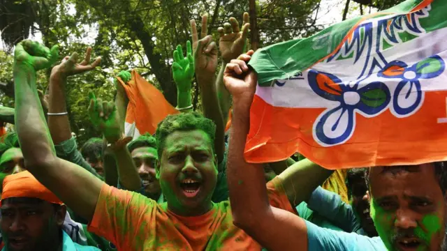 মে মাসের ১৭ তারিখে পঞ্চায়েত নির্বাচনের পর কলকাতার ভোট গণনা কেন্দ্রের বাইরে তৃণমূল সমর্থকদের বিজয় আনন্দ।