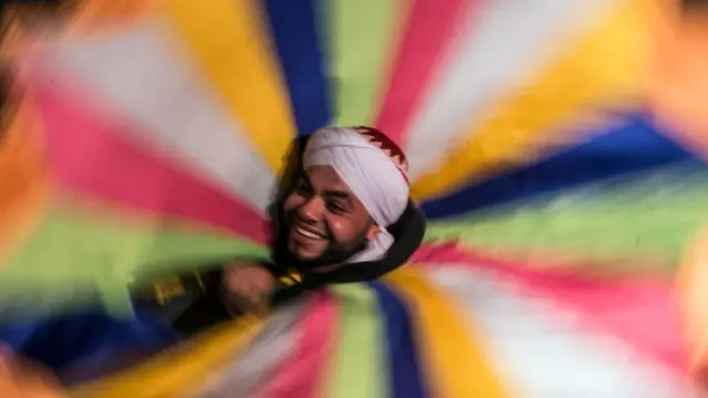 التنورہ سے مراد وہ رنگ برنگا لباس ہے جو فنکار رقص کے دوران پہنتے ہیں جبکہ رقاص کے لیے بھی یہ لفط استعمال ہوتا ہے۔