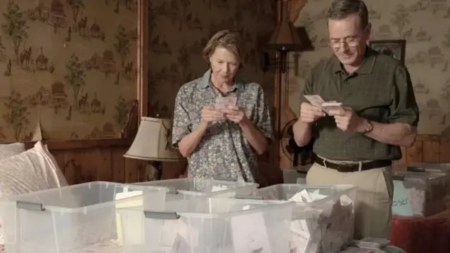 Jerry dan Marge menghabiskan waktu berjam-jam memeriksa loterai yang menang sepertii dalam film Jerry & Marge Go Large.