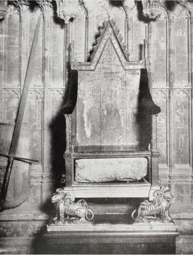 椅子在人类历史上的绝大多数时间里都象征着权力，而皇座就是一个典型的例子。