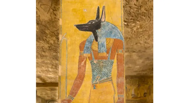 阿努比斯以胡狼頭、人身的形像出現在法老的壁畫中。