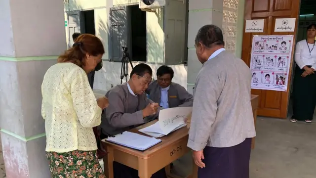 မန္တလေးတိုင်းဒေသကြီး ရှမ်းတိုင်းရင်းသားရေးရာ ဝန်ကြီးနေရာအတွက် မဲလာပေးတဲ့မြင်ကွင်း