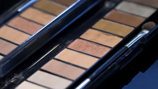 Kozmetik, pandemiye rağmen büyüyen sektörlerden biri. Kozmetik sektörünün Türkiye'de de dünyada da büyümesinin en büyük nedenlerinden biri ise sosyal medya. Kozmetik sektörünü Türkiye'deki diğer sektörlere göre farklı kılan etmenlerden biri de ithalat azalırken ihracatın artması.